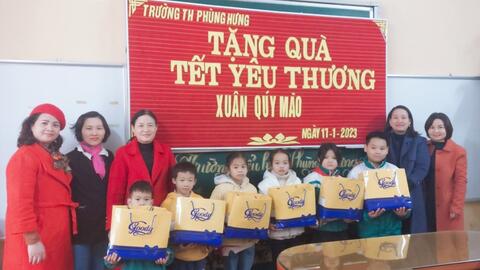 Trường Tiểu học Phùng Hưng Trao quà tết cho học sinh có hoàn cảnh khó khăn nhân dịp tết  Quý Mão 2023