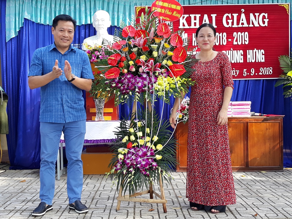  Hội đồng hương Hưng Yên tặng hoa chúc mừng khai giảng 2018-2019